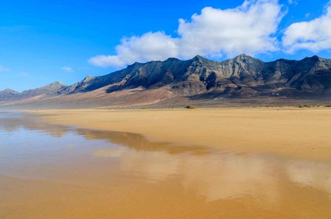 'Reflection of mountains in wet sand on Cofete beach in secluded part of Fuerteventura, Canary Islands, Spain' - Kanarieöarna