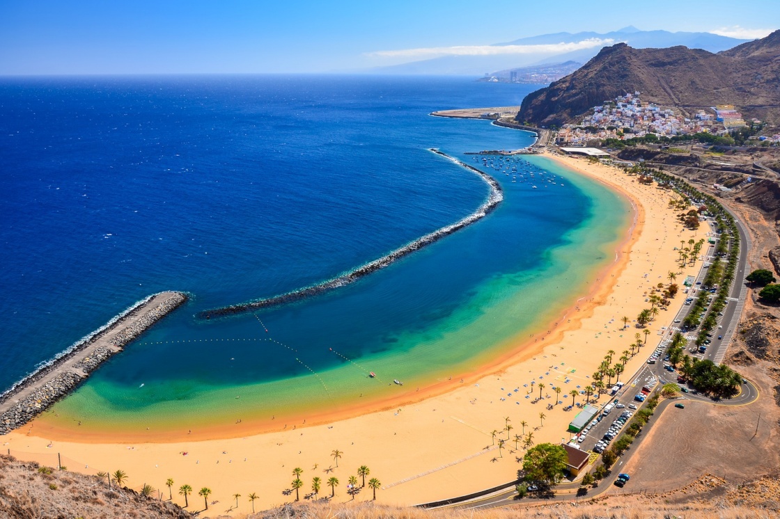 'View of famous beach and ocean lagoon Playa de las Teresitas,Tenerife, Canary islands, Spain' - Kanarieöarna