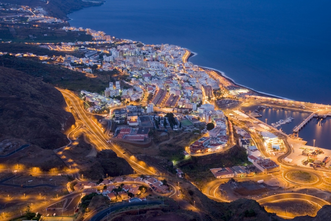 'Aerial night view of Santa Cruz, La Palma' - Kanarieöarna