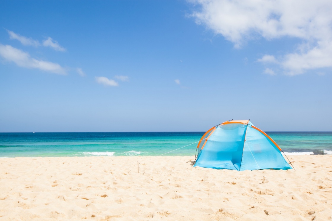 'camping with a tent at a lonesome beach with a turquoise sea and blue sky in the background, Fuerteventura, Canary Islands, Spain, Europe' - Kanarieöarna